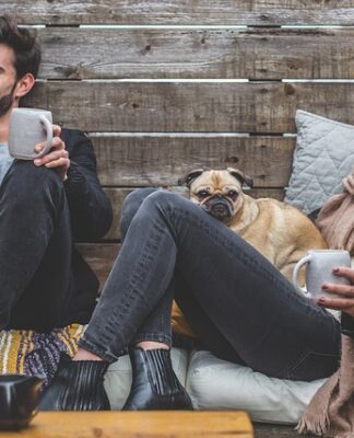 Czy kawa bezkofeinowa jest moczopędna?