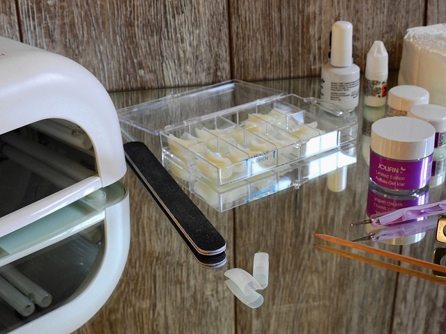 Dlaczego tipsy się odklejają? Dlaczego tipsy się odklejają?